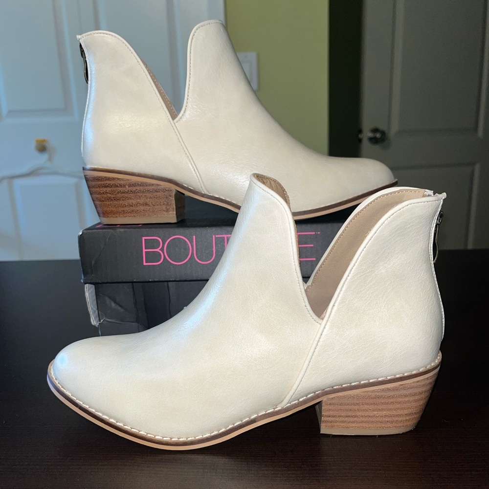 Corkys, New in Box, ivory bootie with zipper closure. Size 8